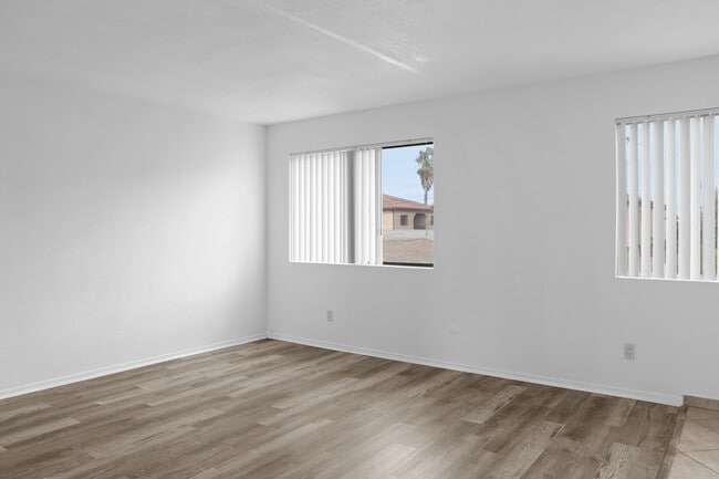 Building Photo - 324 Stepney St