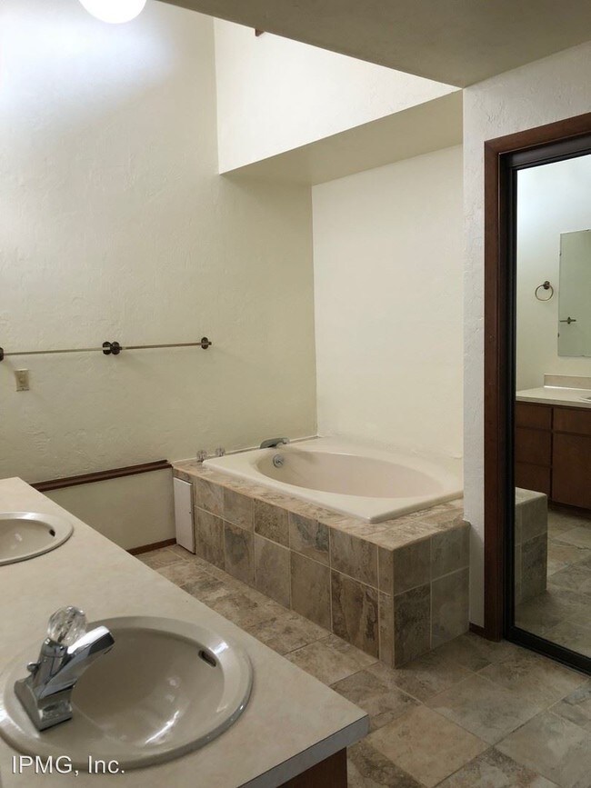 Foto del edificio - 4 br, 2 bath House - 562 Aspen Street