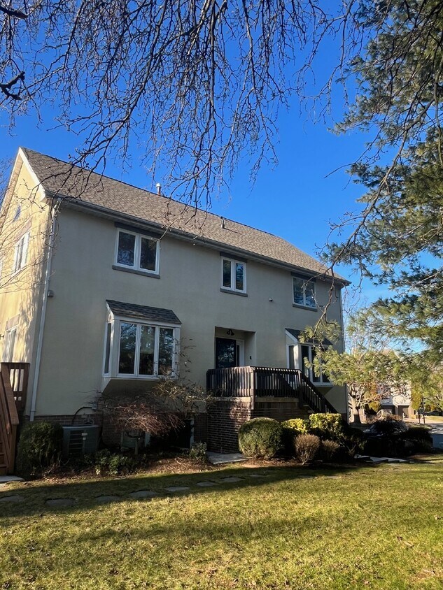 Primary Photo - Luxurious 3-Bedroom Townhouse with Finishe...