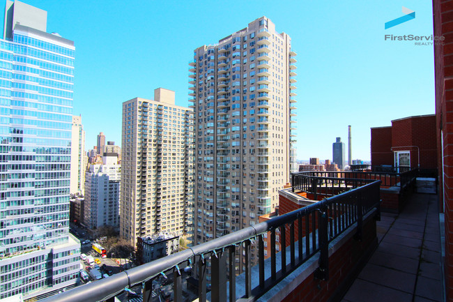 Building Photo - 250 E 73rd St