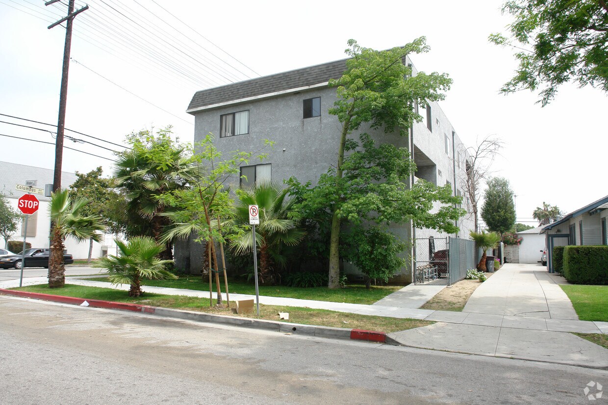 Primary Photo - 402 W Windsor Rd