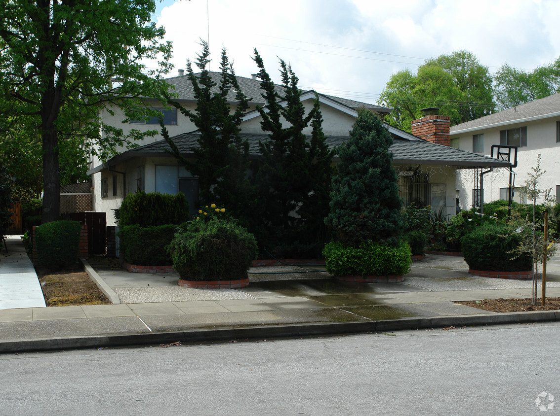 Building Photo - 1040 W Iowa Ave