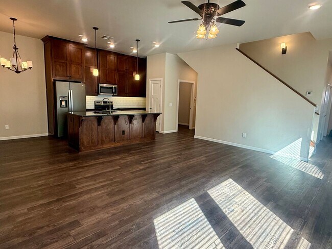 Building Photo - Large 3 Bed, 2 Bath in Beautifully Well-Maintained Neighborhood