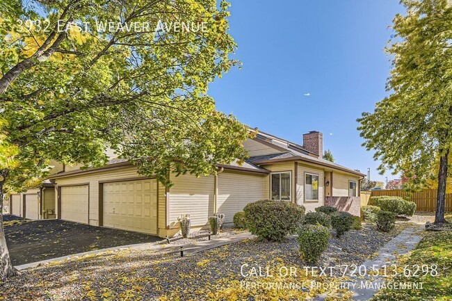 Foto del edificio - Two-story end-unit townhome in the highly ...