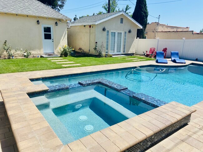 Private entrance - 1108 Olmsted Dr