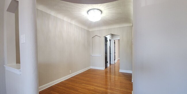 Foto del edificio - 6330-6330 Bancroft Ave