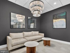 Building Photo - 624 Main St