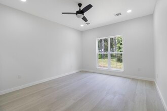 Building Photo - 611 Bridgeview Dr