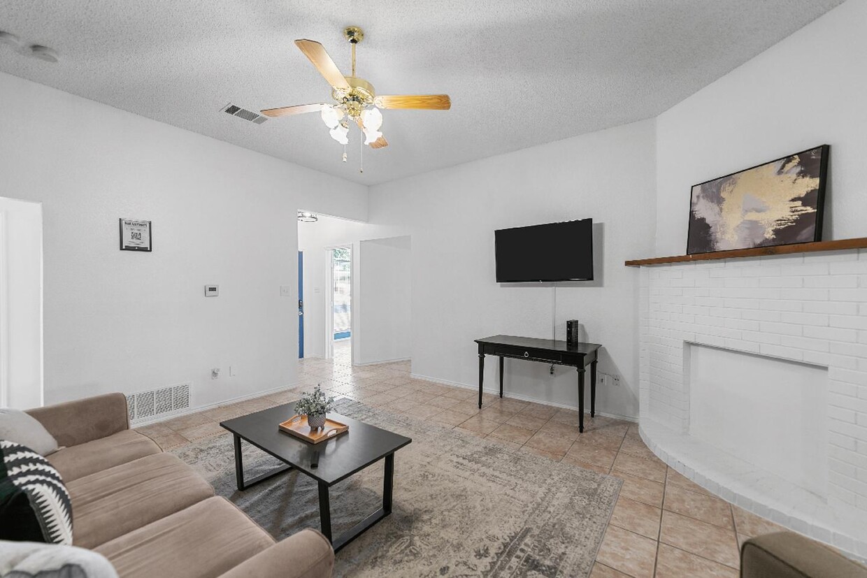 Primary Photo - 1001 Flower Dr