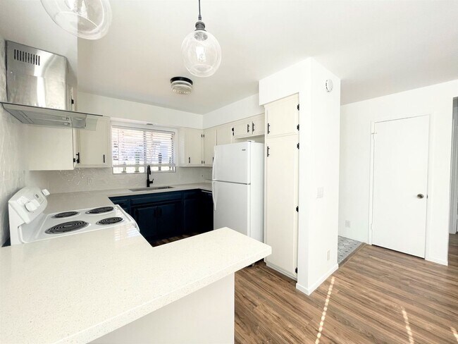 Building Photo - Remodeled Single Level Duplex!