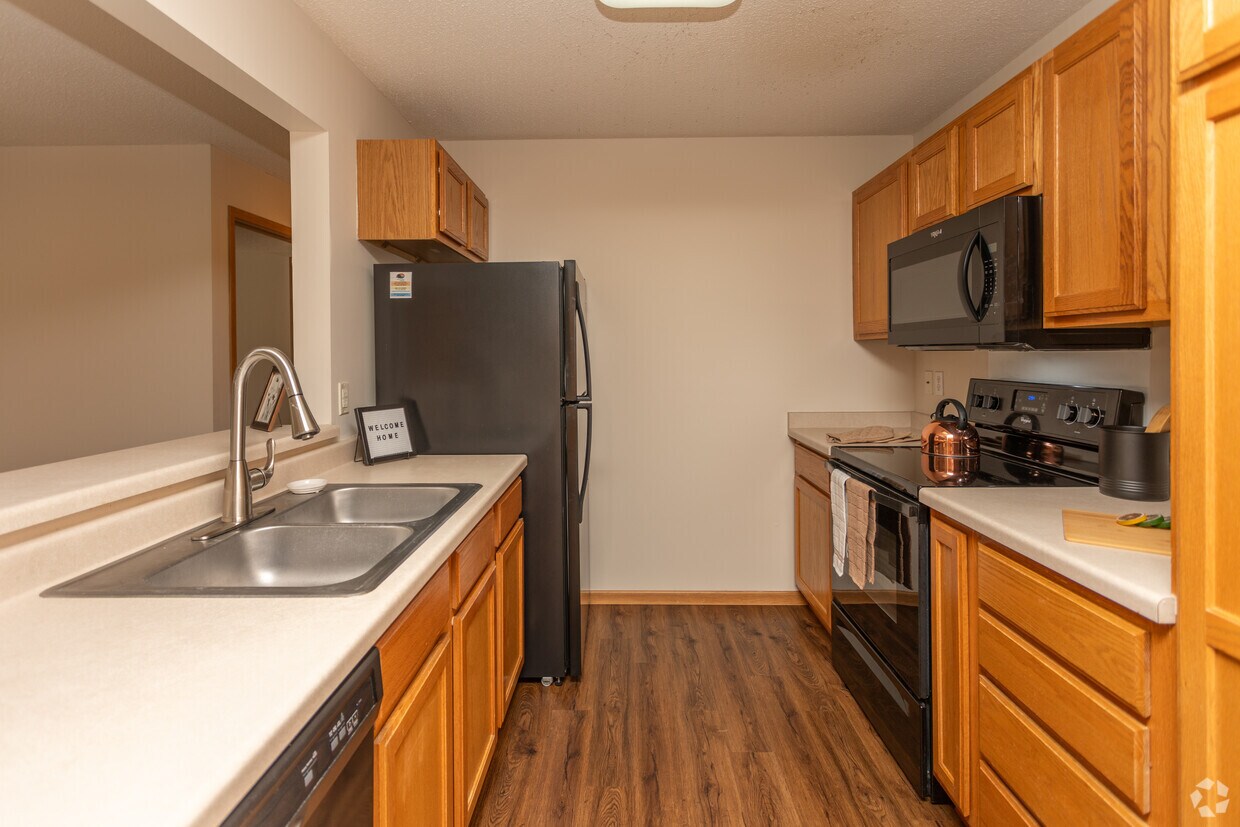 Sun Lake & Sun Lake Woods Apartments in Chaska, MN