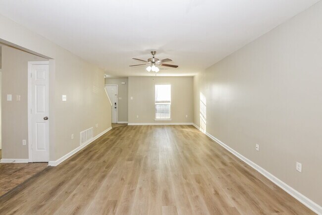 Foto del edificio - 7150 Hunter's Forest Dr