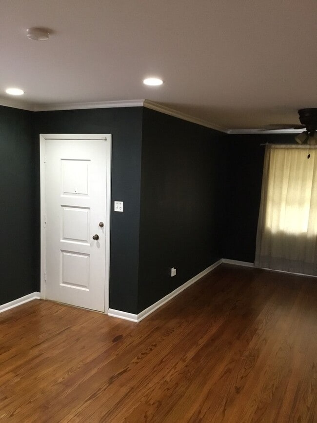 Building Photo - *BROADMOOR TERRACE*CORNER LOT*UPDATED HOME...