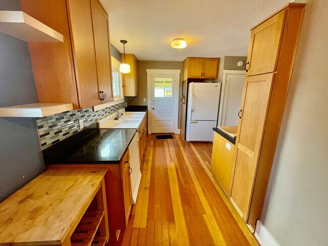 Building Photo - Beautiful 3bd/1bath South Tabor Bungalow w...