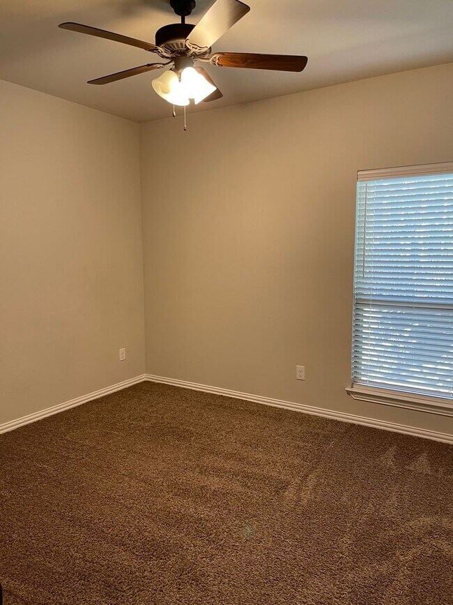 Foto del edificio - COMING SOON 4/2 BROCK ISD + LAWNCARE INCLU...
