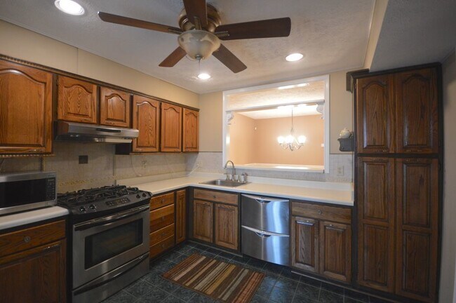 Foto del edificio - Updated Terrace Level 2 BR/ 2 BA Condo in ...