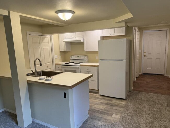 Building Photo - 905 N Holladay Dr