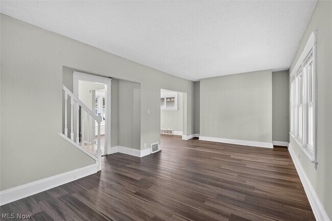 Foto del edificio - 12912 Maplerow Ave