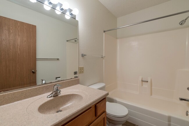 Belmont Apartments | Bathroom - Belmont Apartments