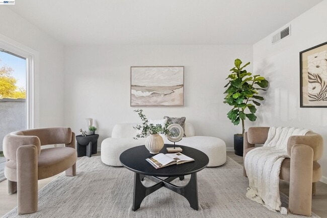 Building Photo - $3,150 / 2 BR - Updated Townhome in Prime Union City!