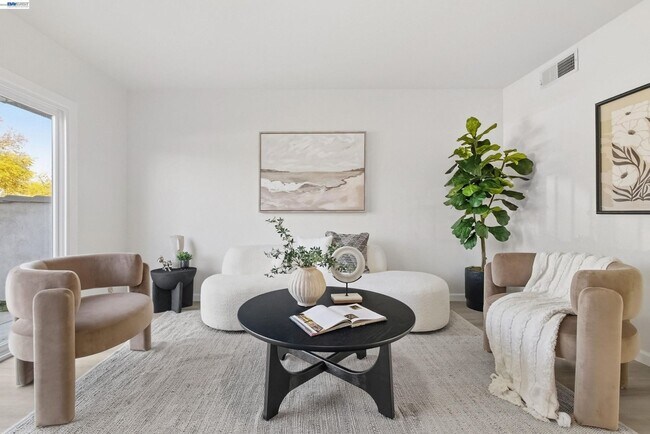 Foto del edificio - $3,150 / 2 BR - Updated Townhome in Prime Union City!