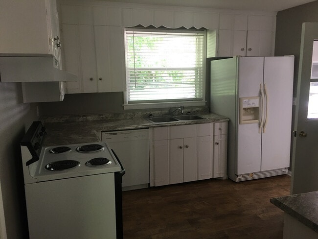 Foto del edificio - Brick Ranch House in Haywood Lane Area