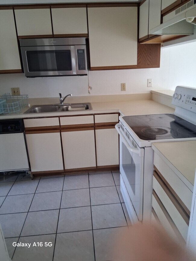 Building Photo - 2025 Caribbean Dr S