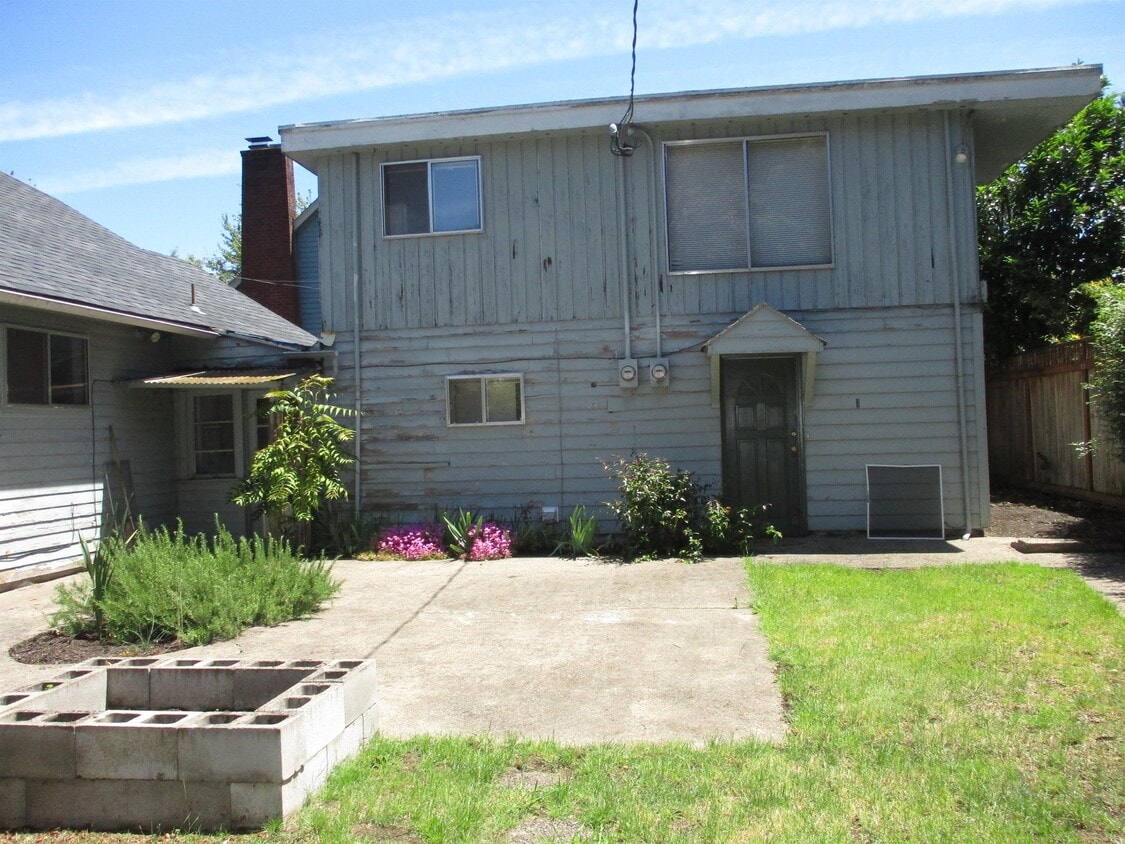 1431 1/2 W Broadway, Eugene, OR 97402 Townhome Rentals in Eugene OR