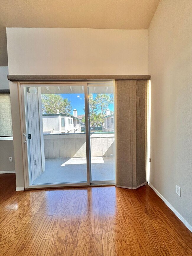 Foto del edificio - Charming 2 bed 1.5 bath condo, with attached 2 car garage!