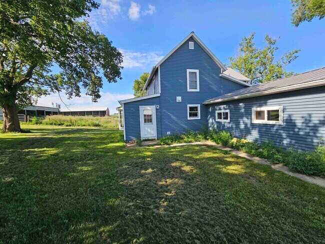 Building Photo - 826 S Prairie Rd