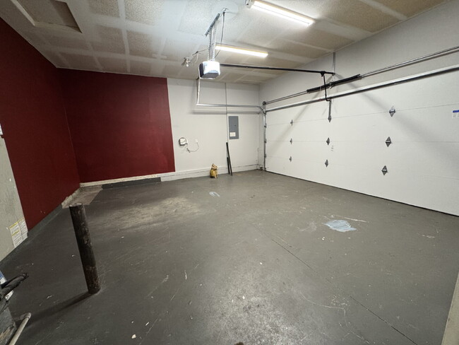 Building Photo - Single-level, 3-Bedroom in Fairview / Larg...