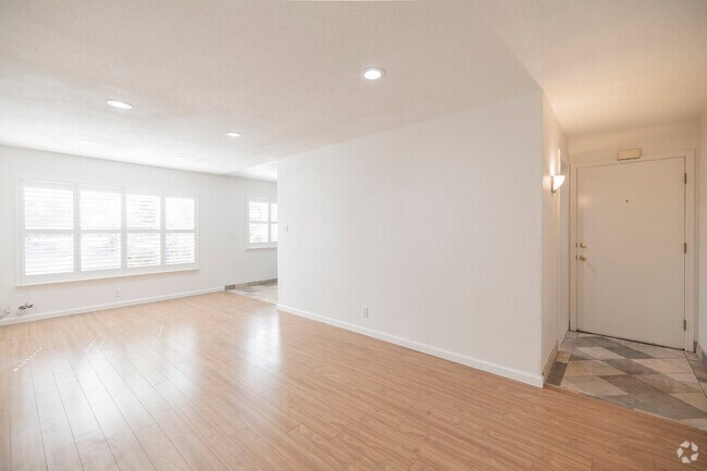 2BR, 1BA - 800SF - Living Room - 2249 Bonar St