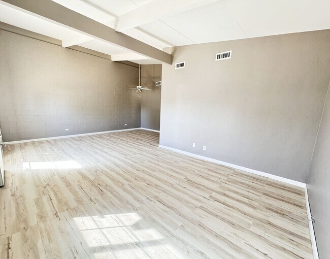 Building Photo - Beautiful 3-bedroom, 1-bathroom Townhouse
