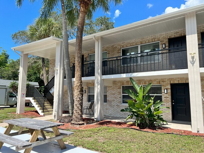 Building Photo - 2 Bed/1 Bath - Unit 106