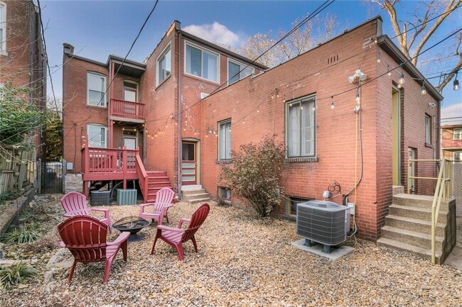 Shared yard. - 3314 California Ave