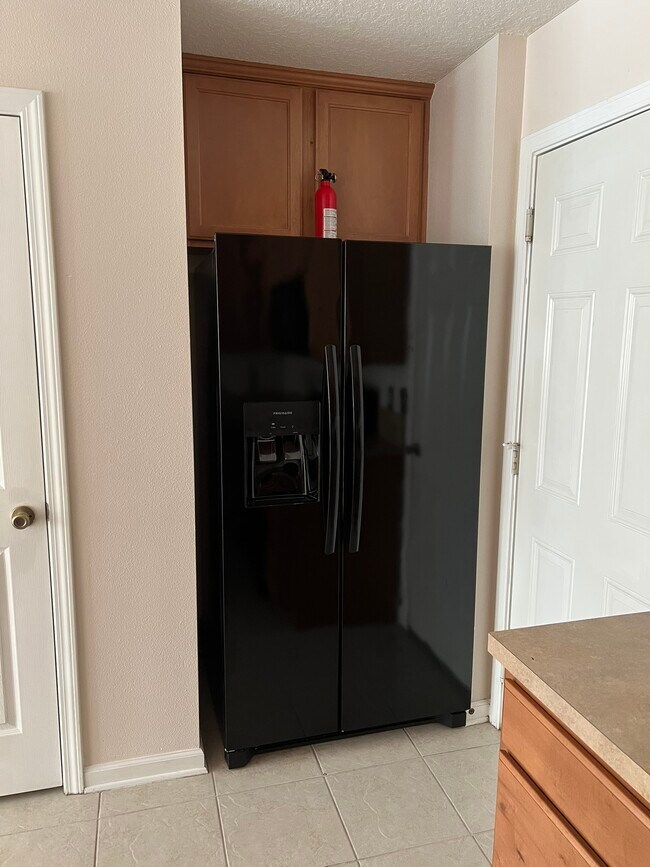 Refrigerador nuevo - 5906 Brice Ct