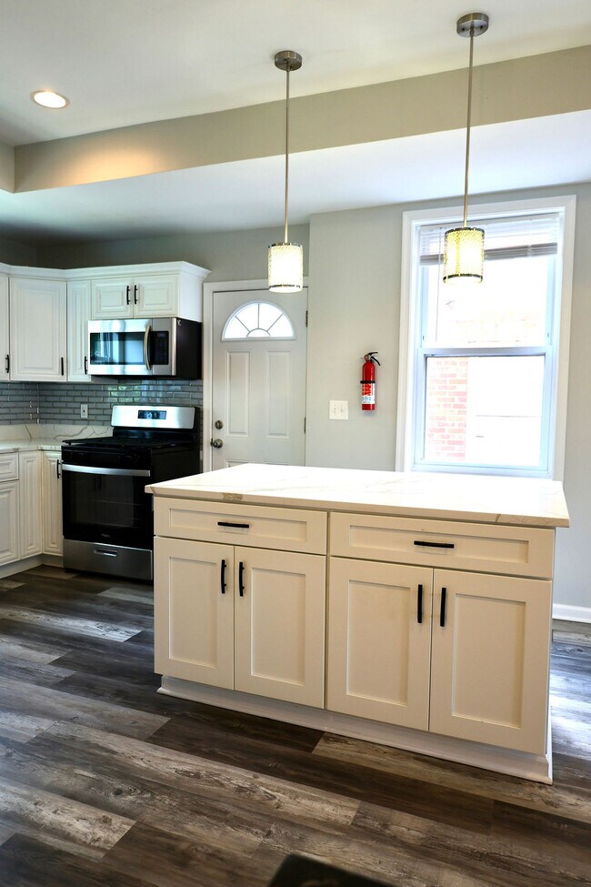 Foto del edificio - 715 Somerset Pl NW
