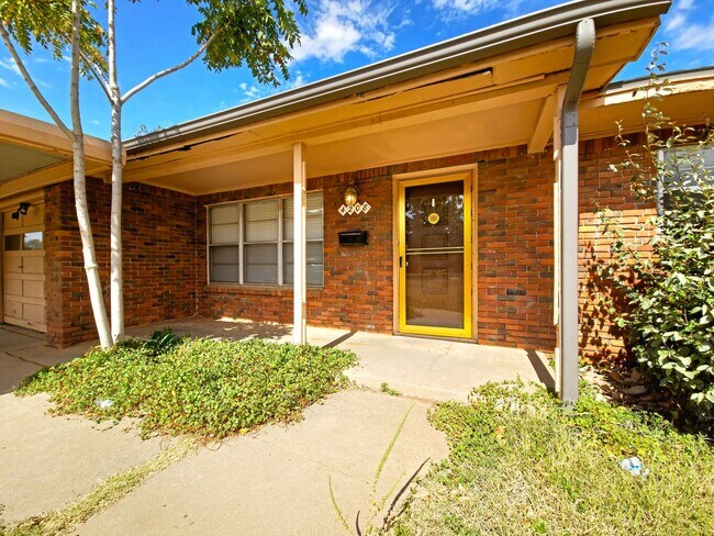 Foto del edificio - Spacious 3 Bed 2 Bath In Central Lubbock