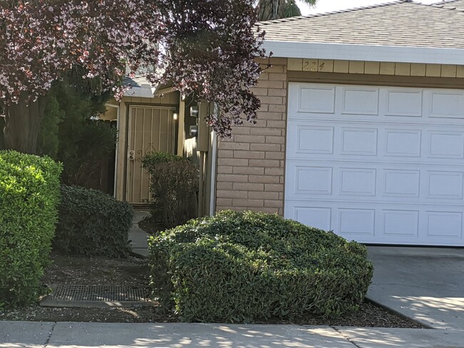 Foto del edificio - Highly Sought After Location! Available 5/9!