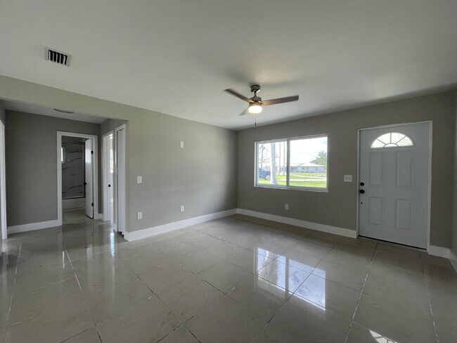 Building Photo - Newly Update Fort Myers Home For Rent