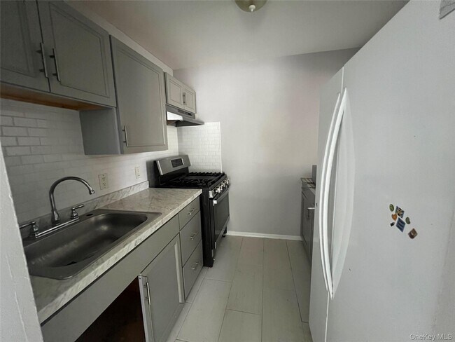 Foto del edificio - 42-16 Rockaway Beach Blvd