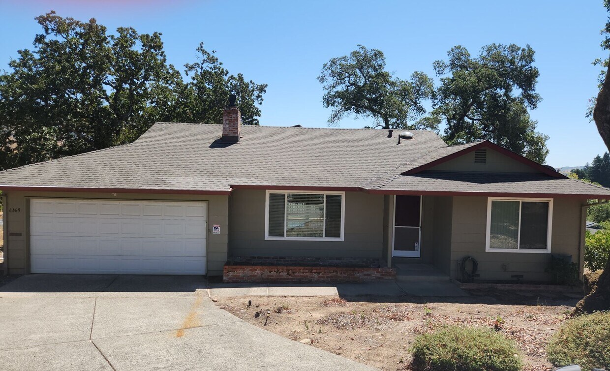Primary Photo - Lovely 2 bedroom, 2 bath in the Oakmont 55...