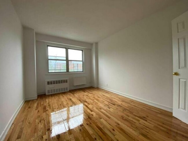 Foto del edificio - 2 bedroom in BRONX NY 10463