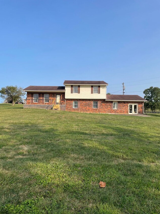 Primary Photo - 3 Bedroom Outside City Limits!