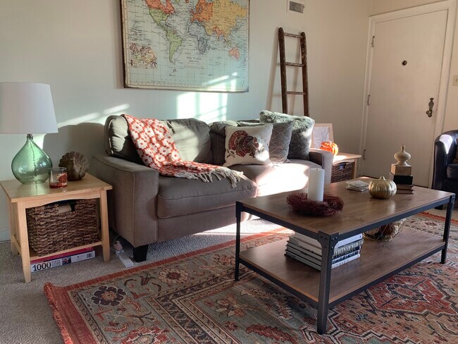 Spacious living roomliving - 2809 N 69th St