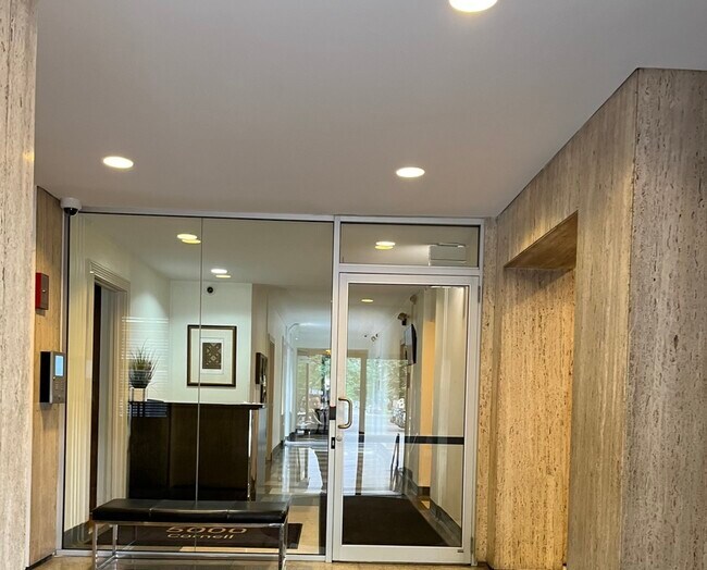 Foto del edificio - 5000 S Cornell Ave