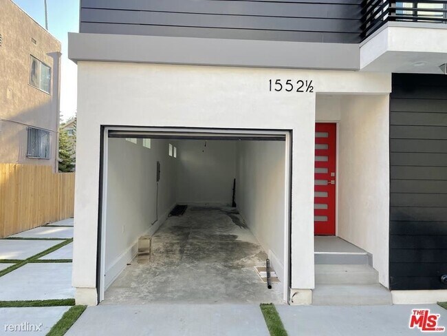 Foto del edificio - 4 br, 3.5 bath Condo - 1552 1/2 Winona Blvd