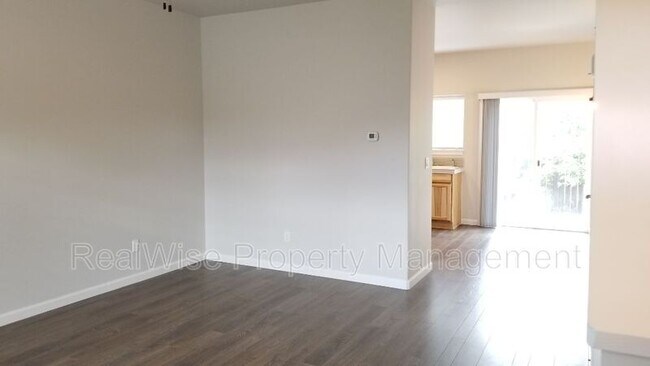 Building Photo - 1080 NW Redwood Ave
