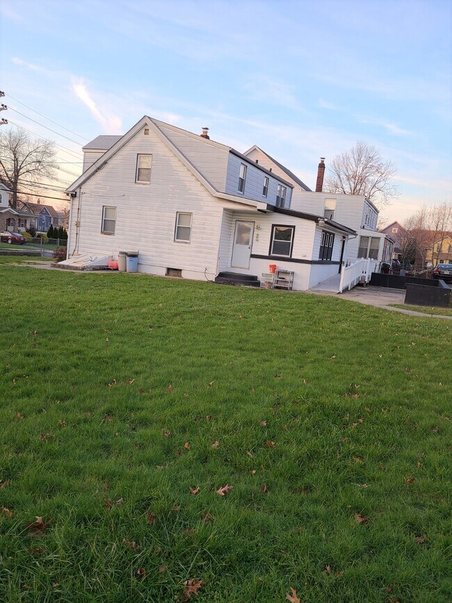 Building Photo - 1709 Lawrence St