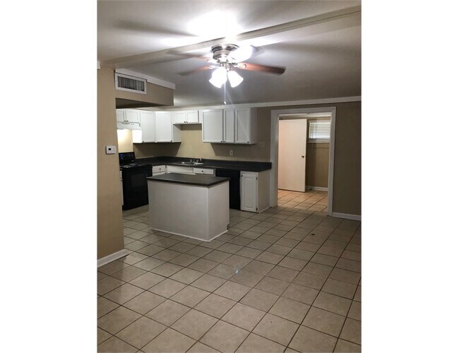 Building Photo - 6260 Sarasota Dr
